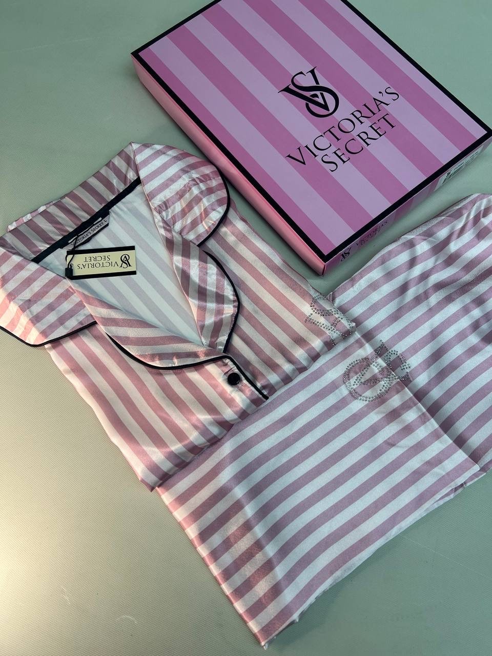 Victoria Secret’s Çizgili Pijama Takımı görsel 3