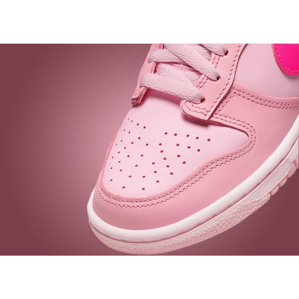 Nike SB Dunk Low Triple Pink görsel 3