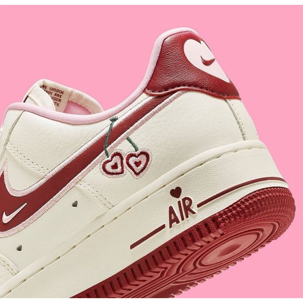 Nike Air Force Valentines Day görsel 4