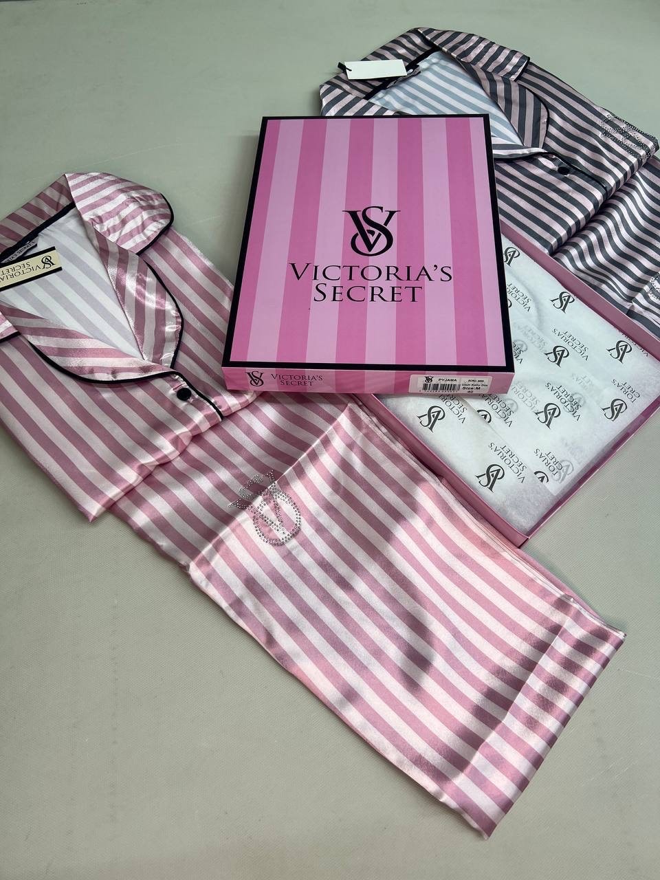 Victoria Secret’s Çizgili Pijama Takımı