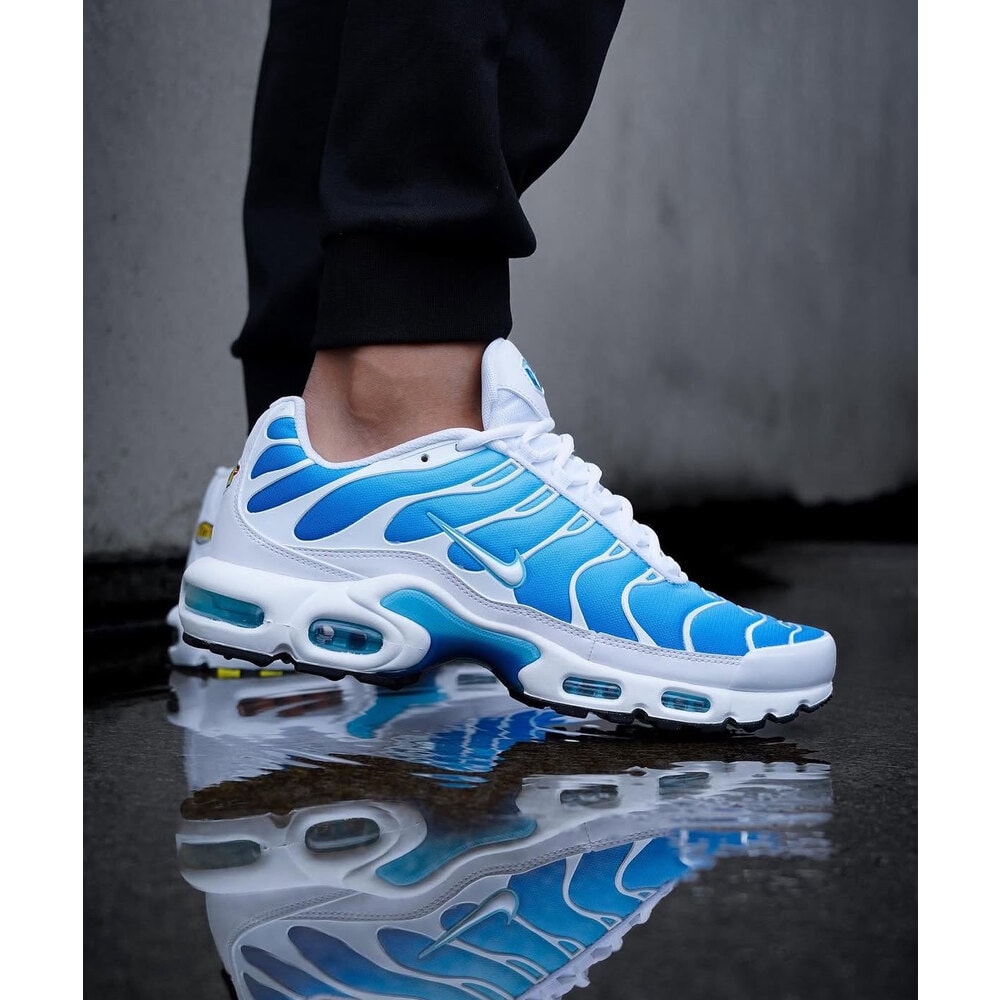Air Max TN Plus Returns in an OG White/Blue Colorway görsel 2